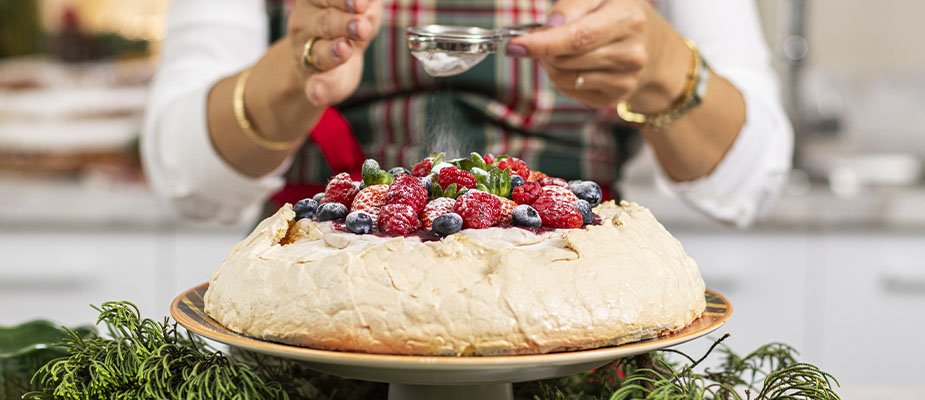 Pavlova com Calda de Frutas Vermelhas: uma sobremesa clássica para celebrar com charme
